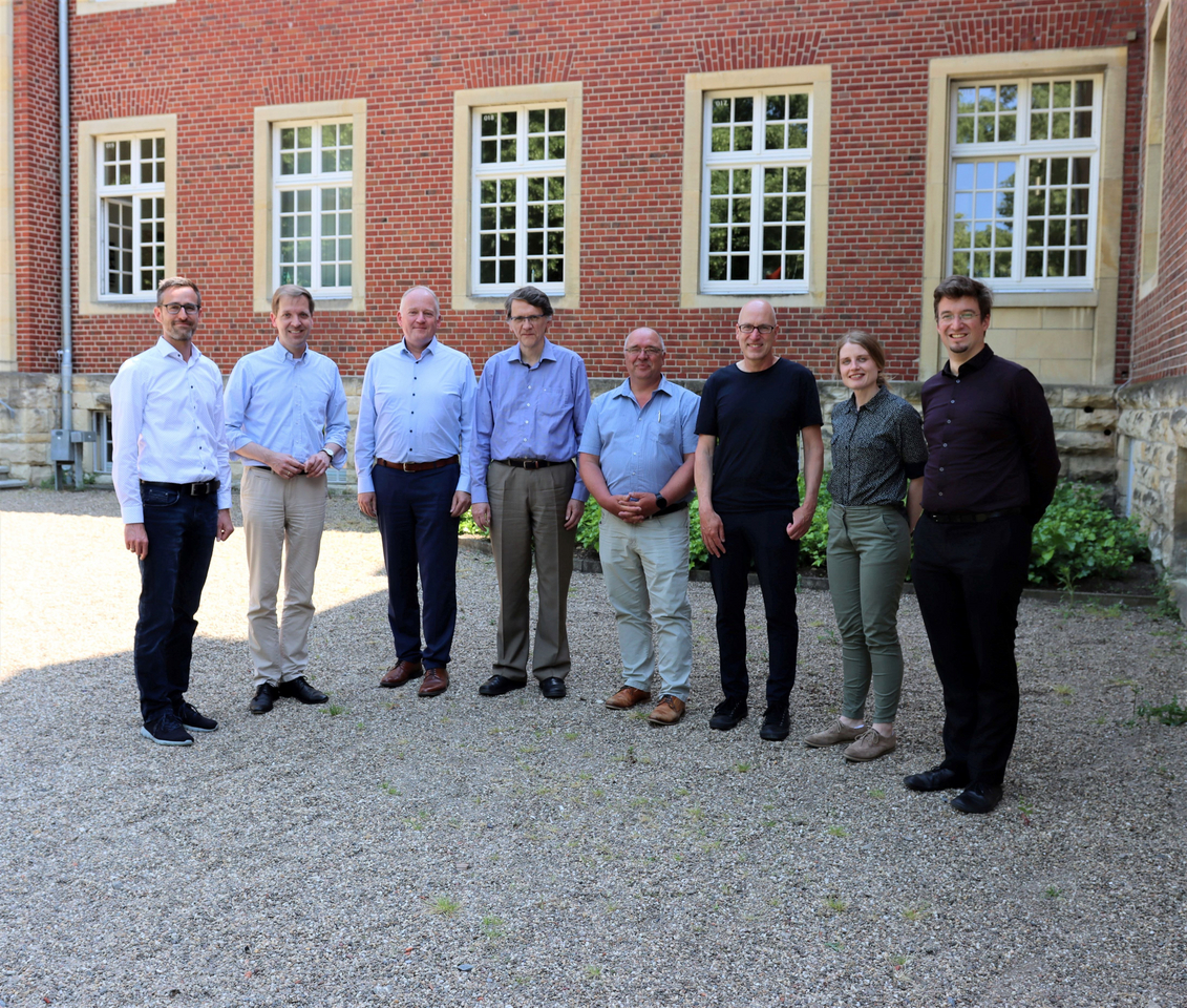 Landrat Dr. Christian Schulze Pellengahr (2. v.l.) mit dem Team des Re-Audit für den European Energy Award (Foto: Kreis Coesfeld, Tobias Welke)