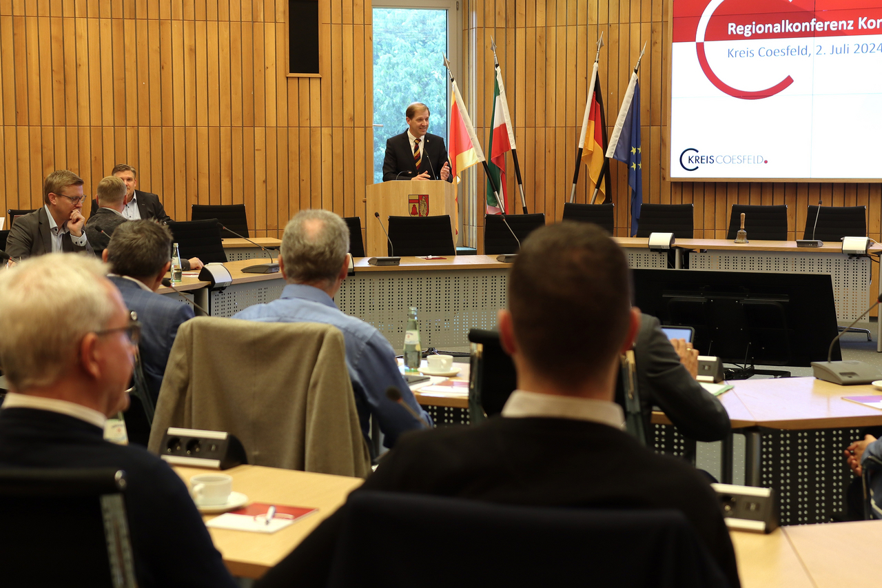 Landrat Dr. Christian Schulze Pellengahr begrüßte die Teilnehmenden der Konferenz im Großen Sitzungssaal (Bildquelle: Kreis Coesfeld / Tobias König).