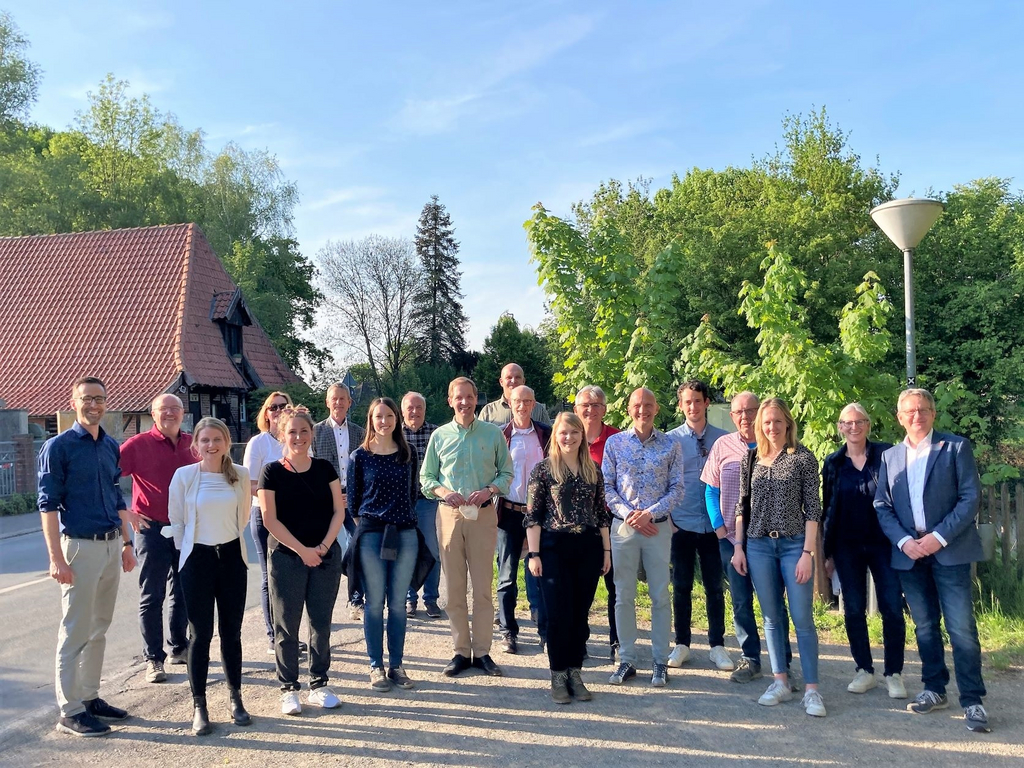 Mitglieder und Vorstand des KlimaPaktes Kreis Coesfeld besuchten die Wasserkraft- und Stauanlage Füchtelner Mühle (Bildquelle: Kreis Coesfeld).