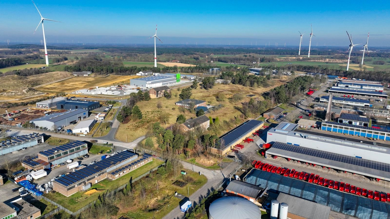 Wie groß das Potenzial für PV-Anlagen auf Gewerbedächern ist, zeigt das Gewerbegebiet in Coesfeld-Flamschen: Hier sind bereits zahlreiche Anlagen in Betrieb (Bildquelle: Kreis Coesfeld).