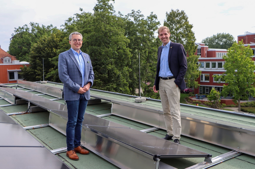 Landrat Dr. Christian Schulze Pellengahr (rechts) und Kreisdirektor Dr. Linus Tepe vor der PV-Anlage auf dem Dach des Kreishauses V