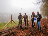 Landrat Dr. Christian Schulze Pellengahr, Philip und Gerold Langner (beide Firma Philaforst) mit UNB-Leiter Christoph Steinhoff (v.l.n.r.; Bildquelle: Kreis Coesfeld)