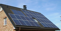 Photovoltaikanlagen auf privaten Hausdächern bringen viele Vorteile mit sich (Bildquelle: https://pixabay.com).