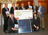 Die Kooperationspartner stellten den neuen Bauratgeber und Solarpotenzialkataster im Kreishaus vor.
