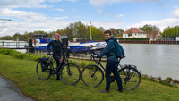 Das Klimaschutz-Team des Kreises Coesfeld: Kira Funcke und Cornelius Dahm am Kanal in Münster (Bildquelle: Kreis Coesfeld).