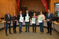 Vorsitzender Dr. Thomas Wenning (links), Kreis-Klimaschutzmanagerin Kira Funcke (2.v.l.) und Landrat Dr. Christian Schulze Pellengahr (ganz rechts) mit den Gewinnerinnen und Gewinnern (Bildquelle: Kreis Coesfeld)