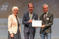 Landrat Dr. Christian Schulze Pellengahr und Dr. Thomas Wenning nehmen den European Energy Award in Gold für den Kreis Coesfeld entgegen (Foto: Association European Energy Award). 